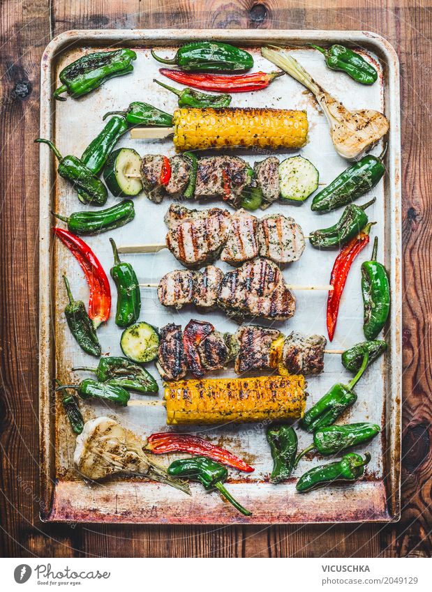 Grillplatte mit gerösteten Fleischspieße ,Gemüse und Maiskolben Lebensmittel Mittagessen Picknick Bioprodukte Stil Design Gesunde Ernährung Küche Kebab Snack