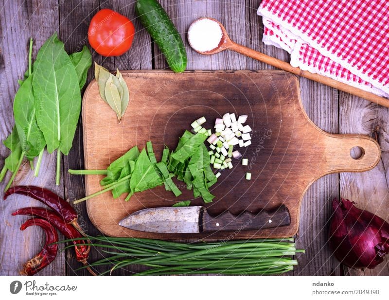 Frisches Gemüse für Salat Lebensmittel Kräuter & Gewürze Ernährung Vegetarische Ernährung Diät Tisch Küche frisch natürlich oben grau grün rot Tomate Salatgurke