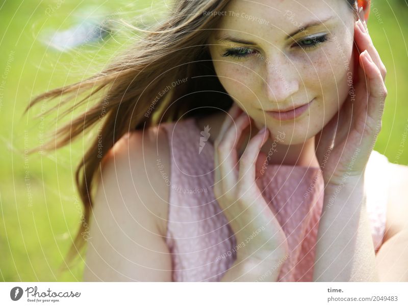 Maike feminin Frau Erwachsene 1 Mensch Frühling Schönes Wetter Park Wiese Kleid brünett langhaarig beobachten Erholung festhalten Blick träumen Freundlichkeit