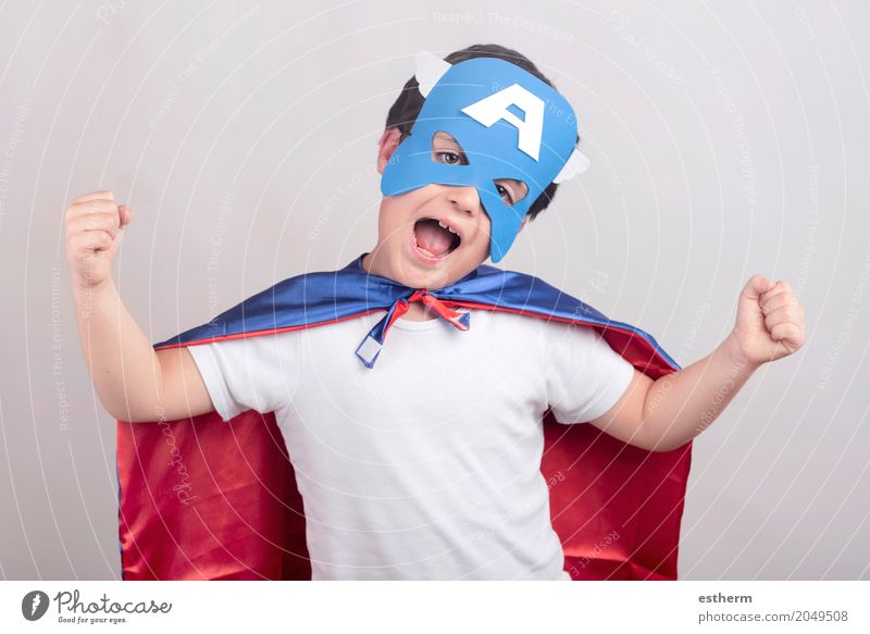 Kind als Superheld verkleidet Mensch Kleinkind Junge Kindheit 1 3-8 Jahre Koffer Glück gut stark Freude Fröhlichkeit Euphorie Tatkraft Abenteuer Kraft