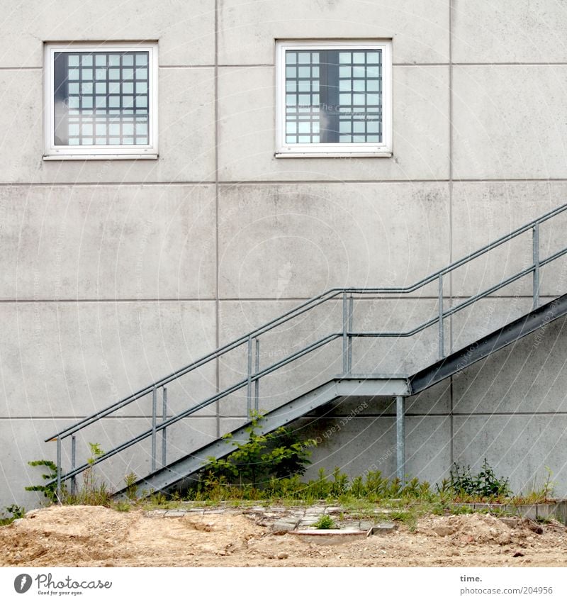 [H10.1] - verhalten optimistisch Sand Architektur Mauer Wand Treppe Fenster Beton Stahl kaputt Eisen aufwärts Geländer Treppengeländer parallel diagonal Höhe