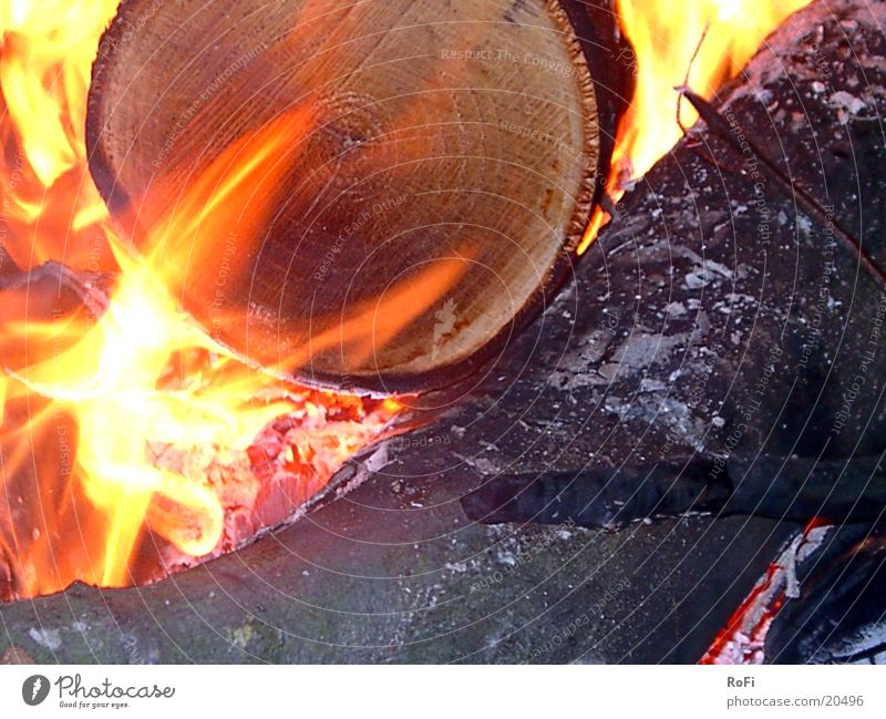 im Feuer heiß brennen Holz Brand Flamme Feuerstelle