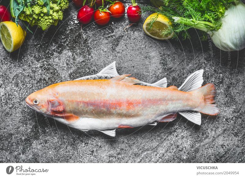 Frische ganze Goldene Regenbogenforelle mit Gemüse Lebensmittel Fisch Kräuter & Gewürze Öl Ernährung Mittagessen Bioprodukte Vegetarische Ernährung Diät Stil