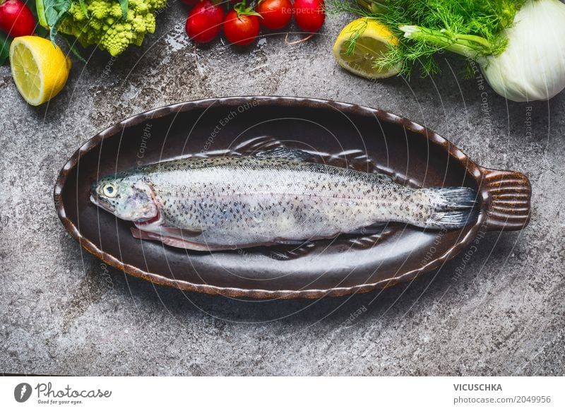Ganze Forelle in Backform Lebensmittel Fisch Gemüse Ernährung Bioprodukte Vegetarische Ernährung Diät Geschirr Stil Design Gesunde Ernährung Tisch Küche Essen