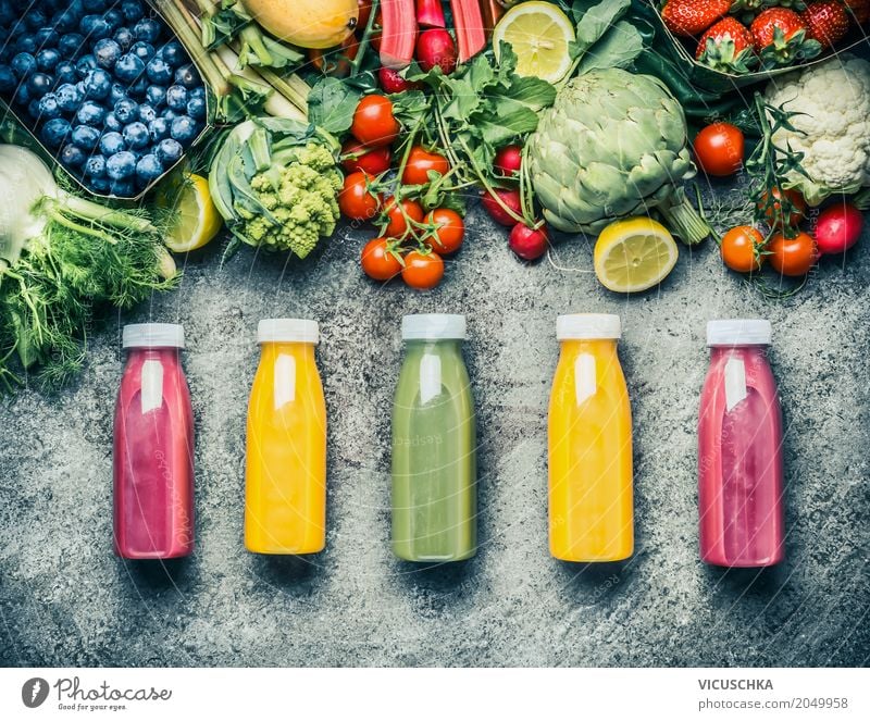 Bunte Smoothies oder Säfte in Flaschen mit frischen Zutaten Lebensmittel Gemüse Frucht Bioprodukte Vegetarische Ernährung Diät Getränk Erfrischungsgetränk