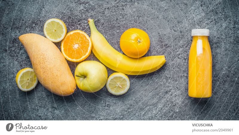 Gelbes Smoothie oder Saft in Flasche mit Zutaten Lebensmittel Frucht Bioprodukte Vegetarische Ernährung Diät Getränk Stil Design Gesundheit Gesunde Ernährung