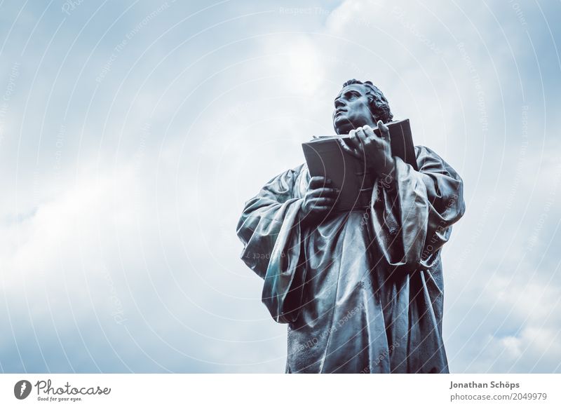 Martin Luther XXII Mensch Mann Erwachsene Skulptur Wolken Denkmal Stein alt historisch 500 Jahre Reformation Bibel Erfurt Erneuerung Gewandt Jubiläum