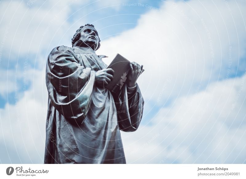 Martin Luther XXIV Mensch Mann Erwachsene Skulptur Wolken Denkmal Stein alt historisch 500 Jahre Reformation Anger Bibel Erfurt Erneuerung Gewandt Jubiläum