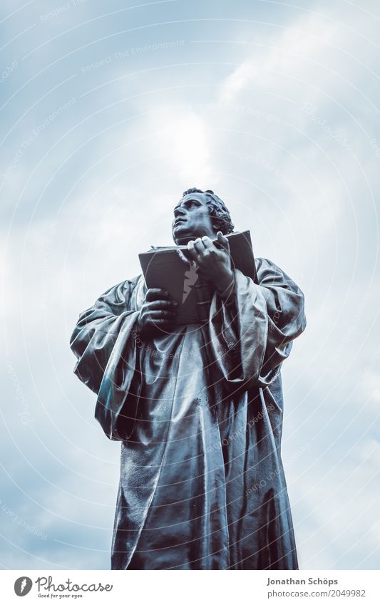 Martin Luther XXIII Mensch Mann Erwachsene Skulptur Wolken Denkmal Stein alt historisch 500 Jahre Reformation Anger Bibel Erfurt Erneuerung Gewandt Jubiläum