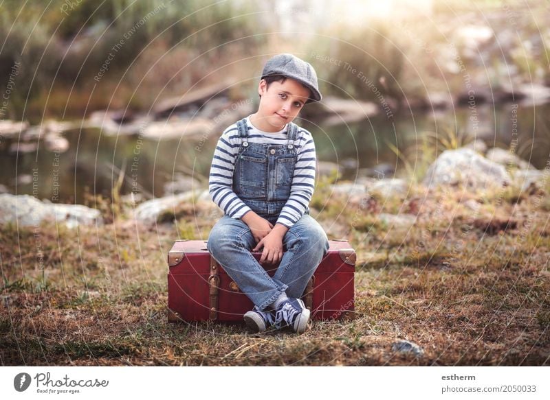 Nachdenklicher Junge, der in einem Koffer sitzt Lifestyle Ferien & Urlaub & Reisen Ausflug Abenteuer Freiheit Mensch maskulin Kind Kleinkind Kindheit 1