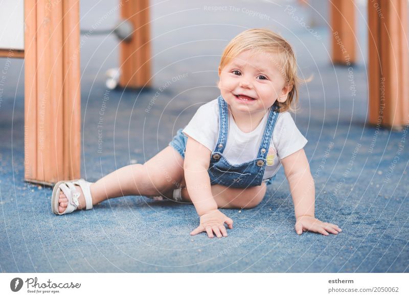 kleines Baby auf dem Spielplatz Lifestyle Spielen Kinderspiel Mensch feminin Mädchen Kindheit 1 0-12 Monate Lächeln lachen sitzen kuschlig lustig Gefühle Freude
