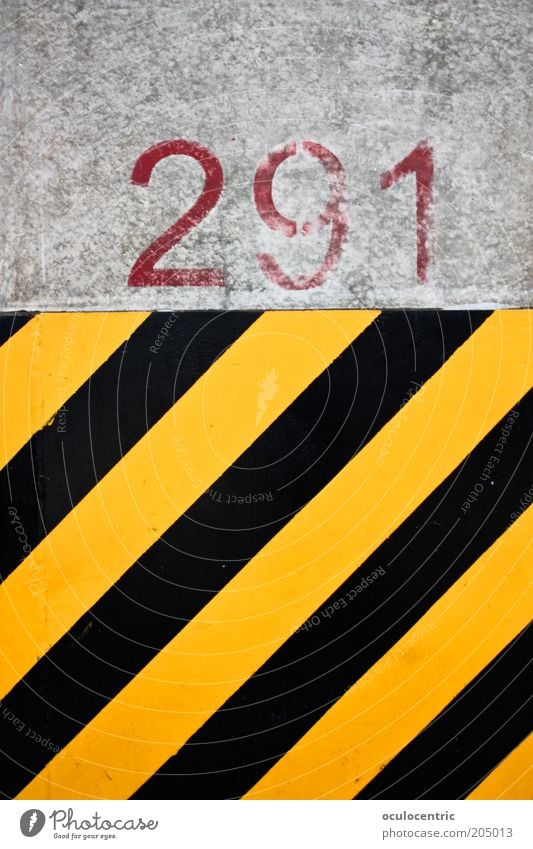 291 Gründe es trotzdem zu tun Mauer Wand gelb schwarz Streifen Einschränkung knallig Farbfoto mehrfarbig Außenaufnahme Menschenleer Tag Warnfarbe Warnstreifen