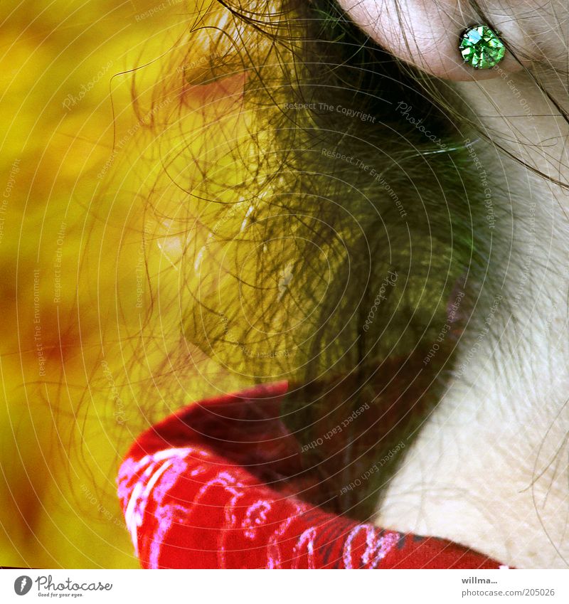 Frau mit Ohrring grün Ohrläppchen feminin Hals Schmuck Nacken Haut Detailaufnahme