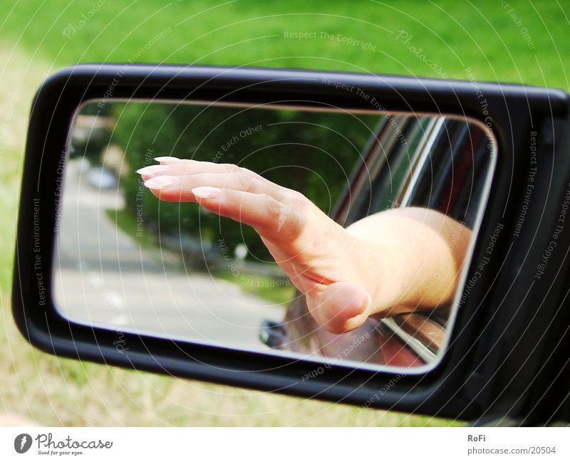 Hand im Rückspiegel fahren Verkehr Finger Spiegel PKW Straße Sonne Schönes Wetter