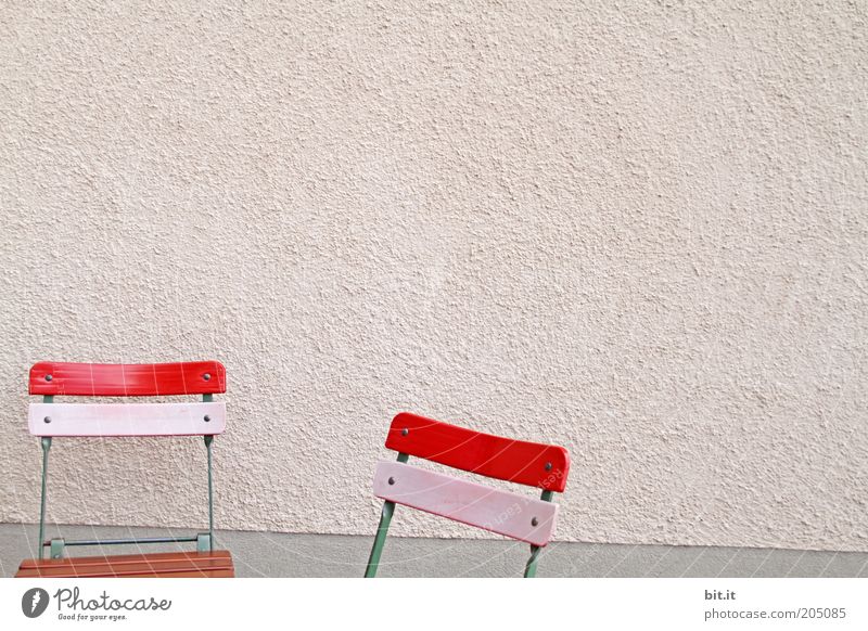 SETZ DICH Möbel Stuhl Mauer Wand Fassade rosa rot Sitzgelegenheit ruhig Kneipe Restaurant Klappstuhl Pause Garten Gartenmöbel Gartenstuhl 2 Menschenleer