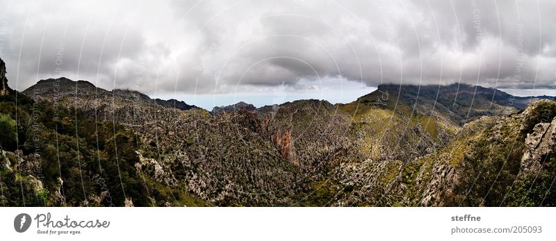 Wolkenkuckucksheim Umwelt Natur Landschaft Gewitterwolken Wetter Berge u. Gebirge tramuntana Mallorca ästhetisch außergewöhnlich Farbfoto Gedeckte Farben