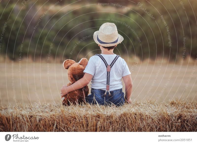 Junge, der Teddybären auf dem Weizengebiet umarmt Lifestyle Freizeit & Hobby Kinderspiel Mensch Kleinkind Kindheit 1 3-8 Jahre Nutzpflanze Spielzeug Stofftiere