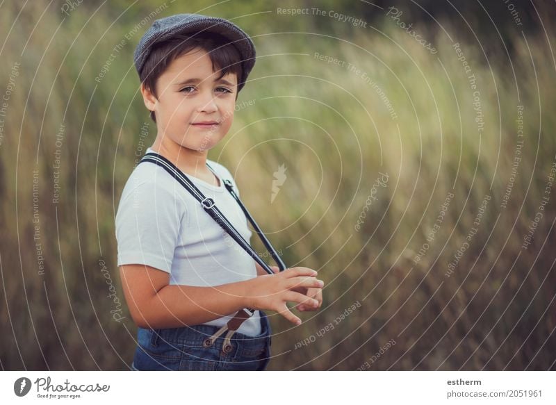 Glückliches Kind lächelt in die Kamera. Lächelnder kleiner Junge auf einer Wiese im Park. Lifestyle Mensch Kleinkind Kindheit 1 3-8 Jahre Natur Garten
