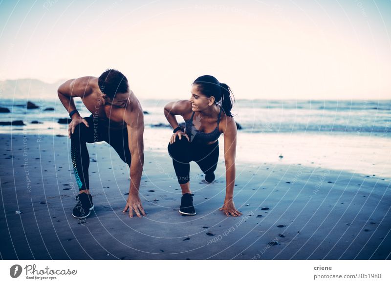 Erwachsene Eignungspaare, die zusammen Übung auf Strand tun Lifestyle Freude Körper Meer Sport Junge Frau Jugendliche Junger Mann Paar 2 Mensch 18-30 Jahre