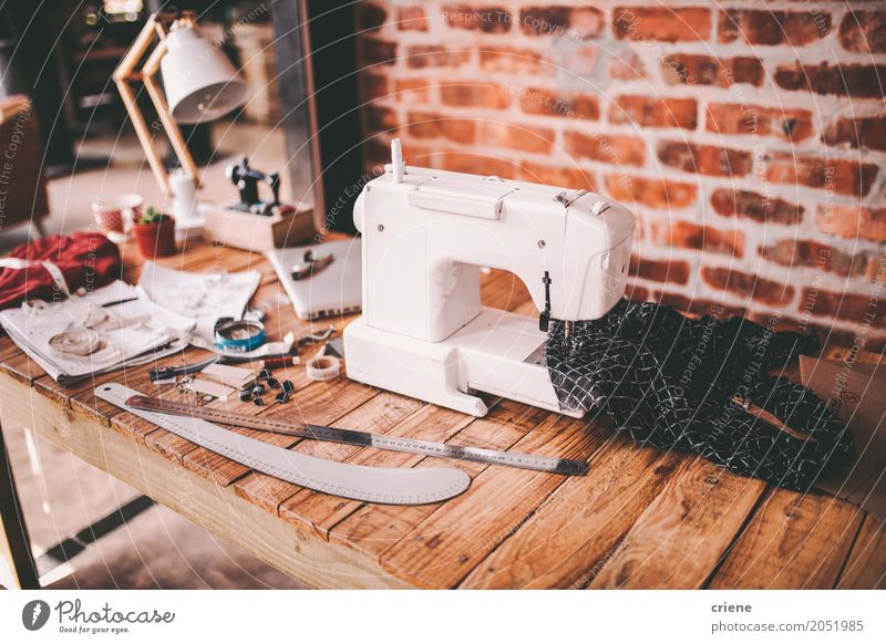 Schreibtisch des Modedesigners mit Nähmaschine und Werkzeugen Lifestyle Handarbeit Arbeit & Erwerbstätigkeit Beruf Büroarbeit Arbeitsplatz Fabrik Handwerk