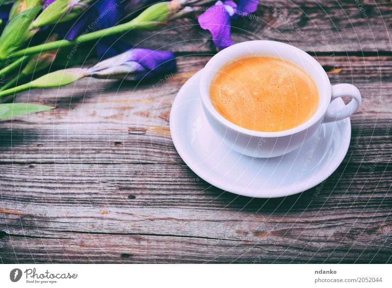 Tasse Kaffee auf einer grauen Holzoberfläche Frühstück Getränk Espresso Tisch Restaurant Blume Blumenstrauß frisch heiß oben retro braun weiß Regenbogenhaut