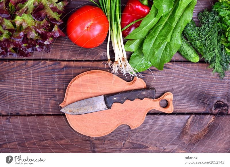 Frisches Gemüse und ein Schneidebrett Diät Messer Holz Essen frisch lecker oben grün rot Zwiebel Zutaten roh Hintergrund Leerraum altehrwürdig Salatbeilage