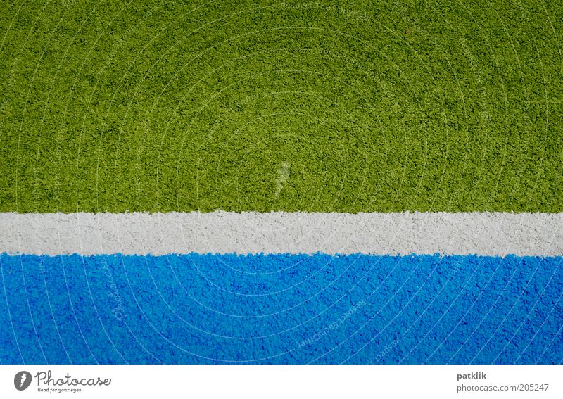 Streifig Sportstätten ästhetisch blau grün weiß Streifen Kunstrasen Strichellinie Spielfeld Spielfeldbegrenzung Grenze Abtrennung 3 mehrfarbig Farbfoto