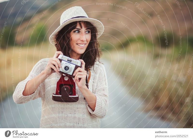 Lächelndes Mädchen mit Kamera auf dem Gebiet Lifestyle elegant Stil Wellness Leben Ferien & Urlaub & Reisen Tourismus Ausflug Abenteuer Freiheit Fotokamera