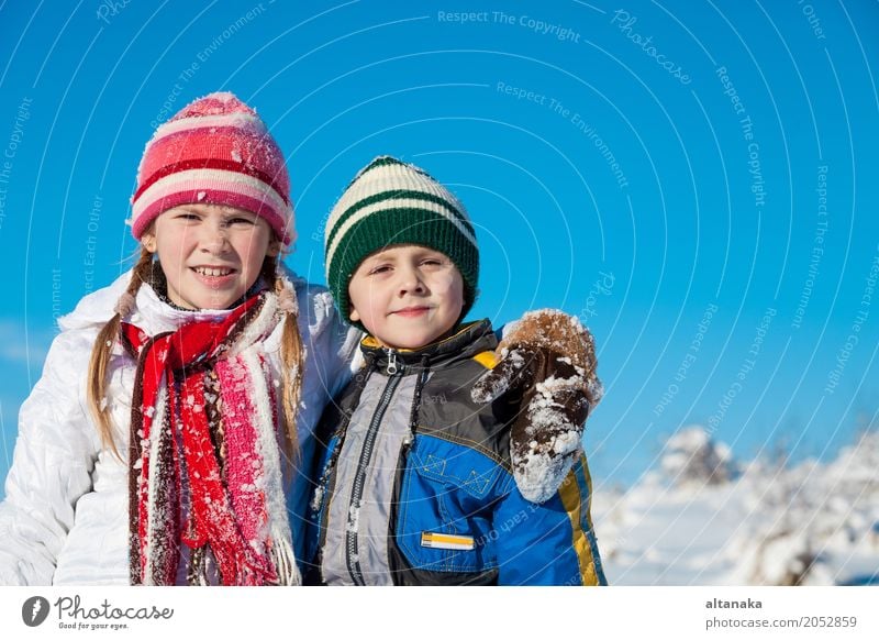 Süße kleine Kinder, die an einem Wintertag im Schnee spielen. Menschen, die im Freien Spaß haben. Konzept eines frohen neuen Jahres. Lifestyle Freude Glück