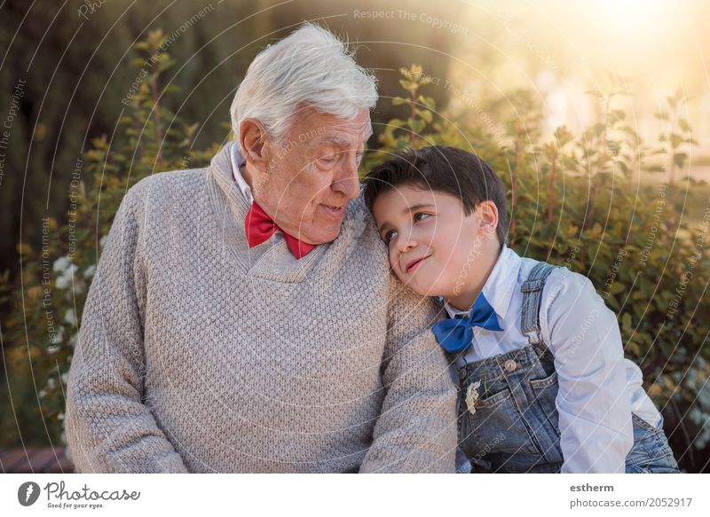 Großeltern mit Enkelkind lächelnd im Freien Lifestyle Mensch maskulin Kind Kleinkind Junge Senior Großvater Familie & Verwandtschaft Kindheit 2 3-8 Jahre