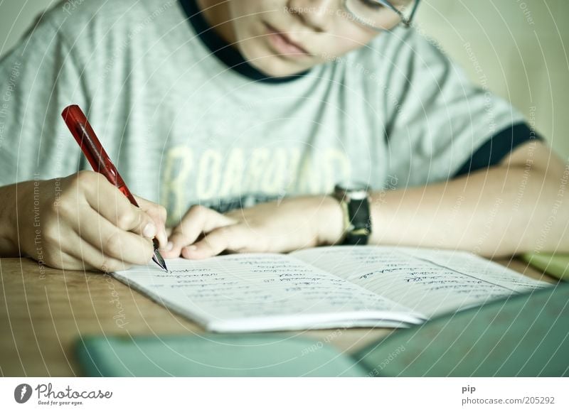 piesa schtudie Kindererziehung Bildung Schule lernen Schulkind Schüler Hausaufgabe Armbanduhr Brille Denken Blick schreiben klug Konzentration üben