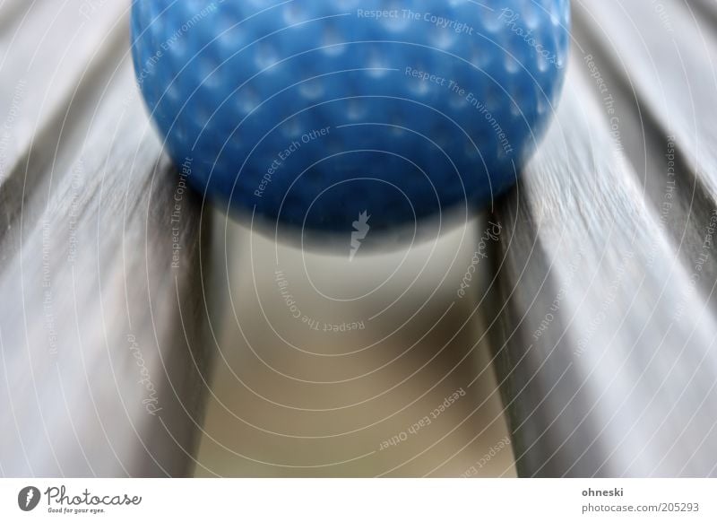 Minigolf Freizeit & Hobby Golf Ball blau Bewegung Farbfoto Gedeckte Farben Detailaufnahme Strukturen & Formen Unschärfe Golfball Außenaufnahme
