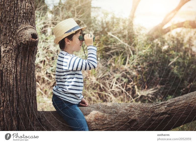 Junge erkundet die Natur mit Fernglas Lifestyle Ferien & Urlaub & Reisen Ausflug Abenteuer Freiheit Expedition Mensch Kind Kleinkind Kindheit 1 3-8 Jahre