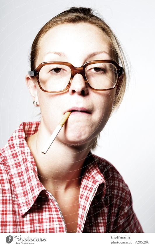 Hasse ma Feua? Mensch feminin Junge Frau Jugendliche Erwachsene Leben Gesicht 1 18-30 Jahre Hemd Brille einzigartig Farbfoto Innenaufnahme Studioaufnahme