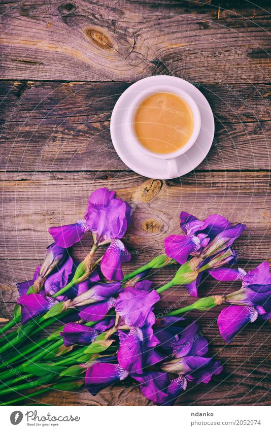Bouquet von Iris und eine Tasse Kaffee Frühstück Espresso Becher Tisch Restaurant Blume Blumenstrauß Holz frisch heiß oben retro violett weiß Regenbogenhaut