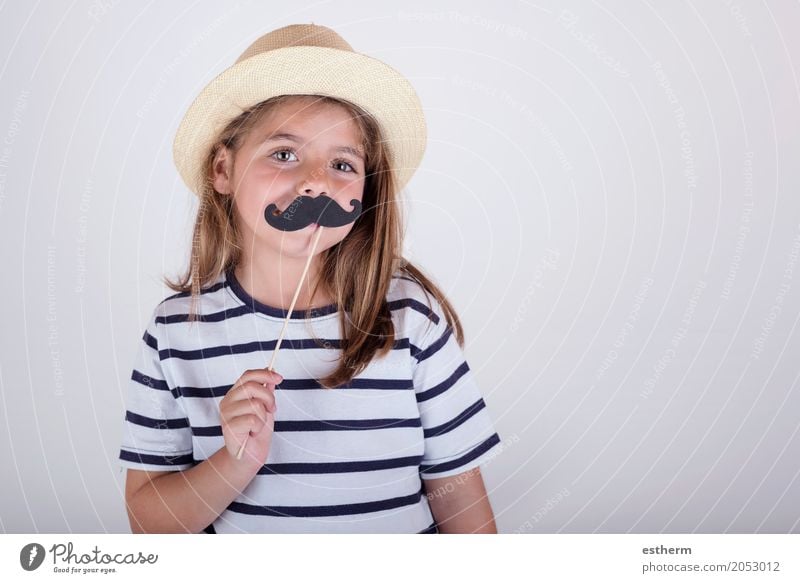 Schönes nettes kleines Mädchen, das mit dem Schnurrbart spielt Lifestyle Feste & Feiern Muttertag Karneval Mensch Eltern Erwachsene Vater