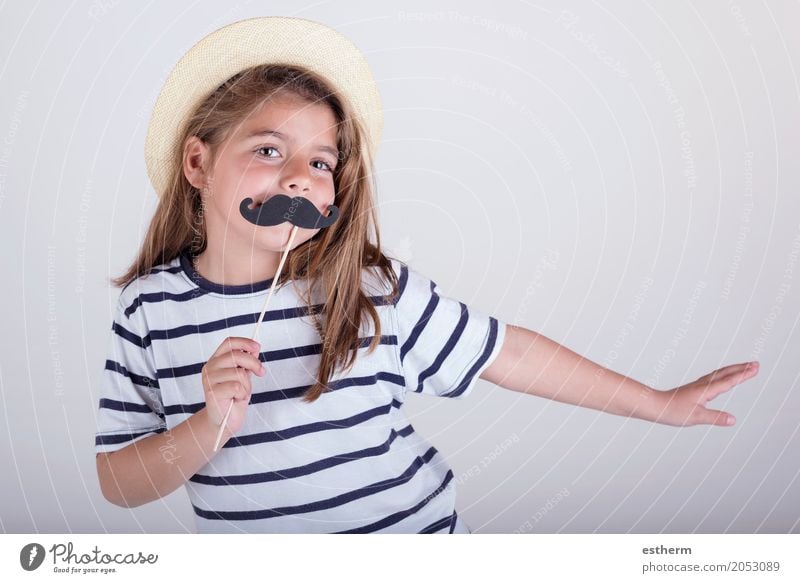 Schönes nettes kleines Mädchen, das mit dem Schnurrbart spielt Lifestyle Party Veranstaltung Feste & Feiern Muttertag Mensch feminin Eltern Erwachsene Vater