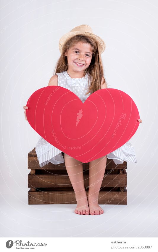 glückliches Kind lachendes Mädchen mit Herz Valentinstag Lifestyle Feste & Feiern Muttertag Mensch Kindheit 1 3-8 Jahre Küssen Lächeln Freundlichkeit