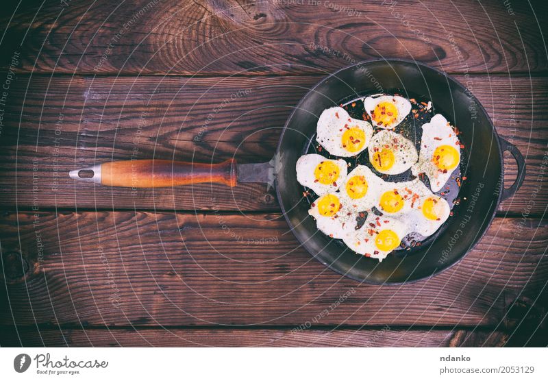 Gebratene Wachteleier Fleisch Kräuter & Gewürze Essen Frühstück Pfanne Küche natürlich oben retro braun gelb Ei Eigelb Protein Bratpfanne Lebensmittel Koch