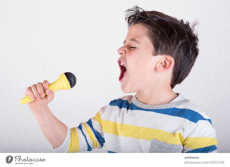 Junge, der zum Mikrofon singt Lifestyle Mensch Kind Kleinkind Kindheit 1 3-8 Jahre Künstler Theaterschauspiel Musik Musik hören Sänger Musiker Lächeln Erfolg