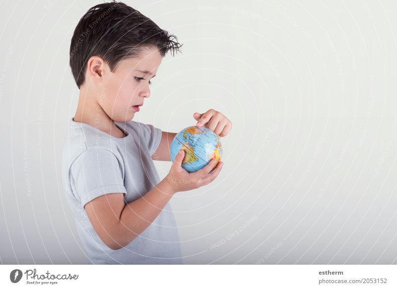 Junge, der eine Spielzeugkugel betrachtet. Kind, das Erde in den Händen hält Lifestyle Ferien & Urlaub & Reisen Tourismus Ausflug Abenteuer Mensch maskulin