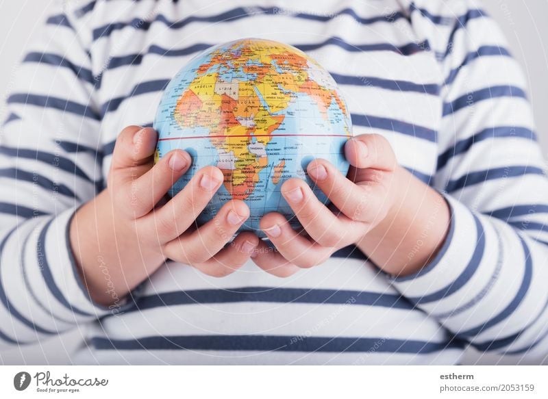 Kind mit einer Weltkugel in seinen Händen Lifestyle Ferien & Urlaub & Reisen Tourismus Ausflug Abenteuer Mensch Kleinkind Junge Kindheit Arme Hand Finger 1