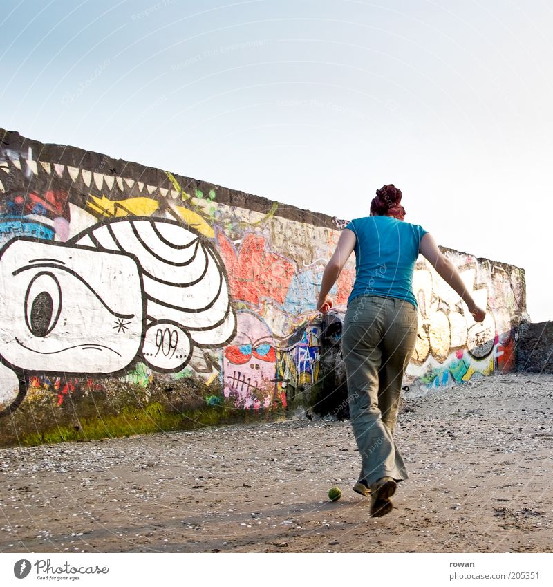 kicken Freizeit & Hobby Spielen Mensch Junge Frau Jugendliche 1 Kultur Jugendkultur Subkultur Bauwerk Mauer Wand laufen rennen trashig trist Freude Graffiti