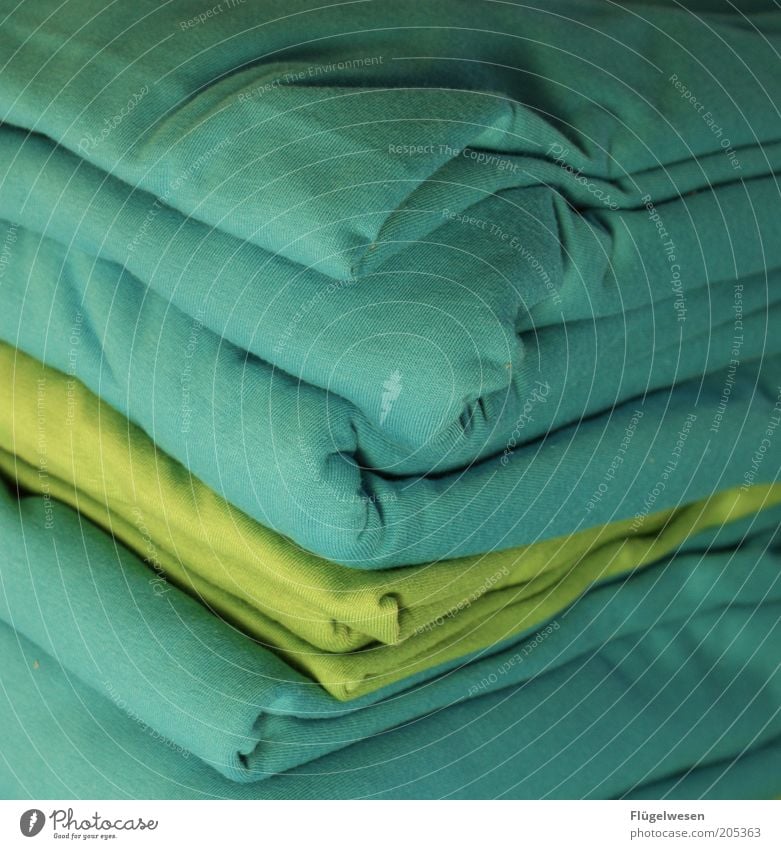 Grün und Blau schmückt den Pfau Mode Bekleidung T-Shirt Stoff Textilien Baumwolle Farbfoto Innenaufnahme türkis Stapel aufeinander Wäsche