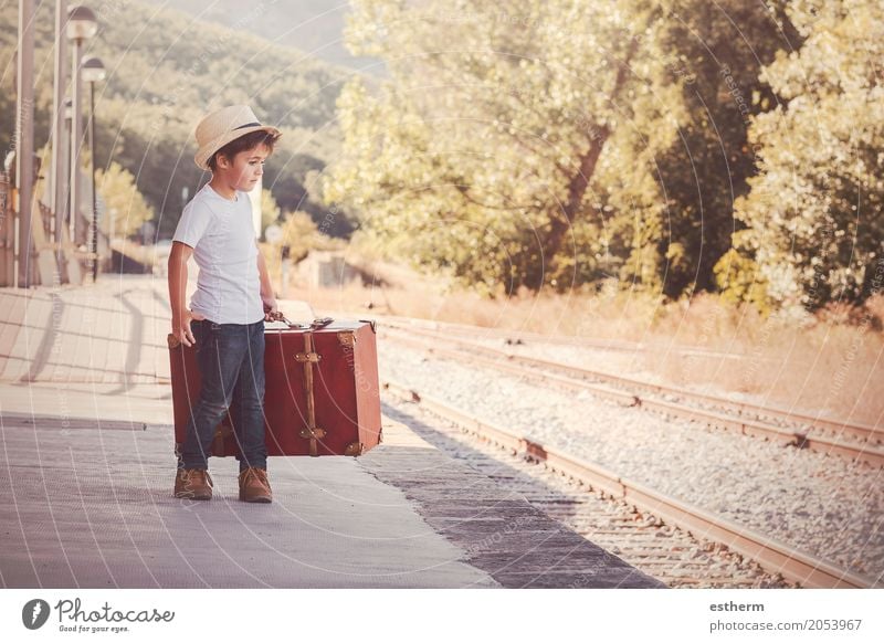 Junge mit dem Koffer, der auf den Zug wartet Lifestyle Ferien & Urlaub & Reisen Tourismus Ausflug Abenteuer Freiheit Sommerurlaub Mensch Kind Kleinkind Kindheit