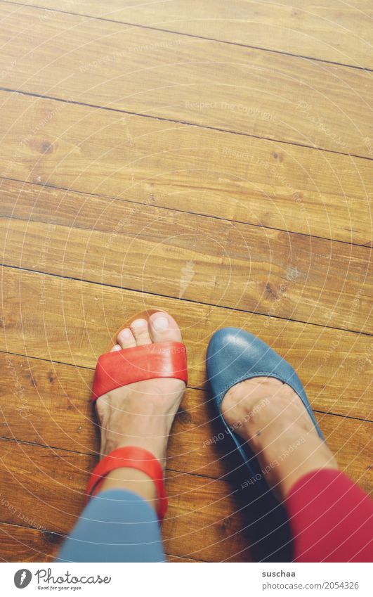 mehr abwechslung Fuß Zehen Schuhe Sandale Damenschuhe Bodenbelag Holzfußboden blau rot verkehrt falsch Abwechslung verrückt Irritation Alzheimer außergewöhnlich