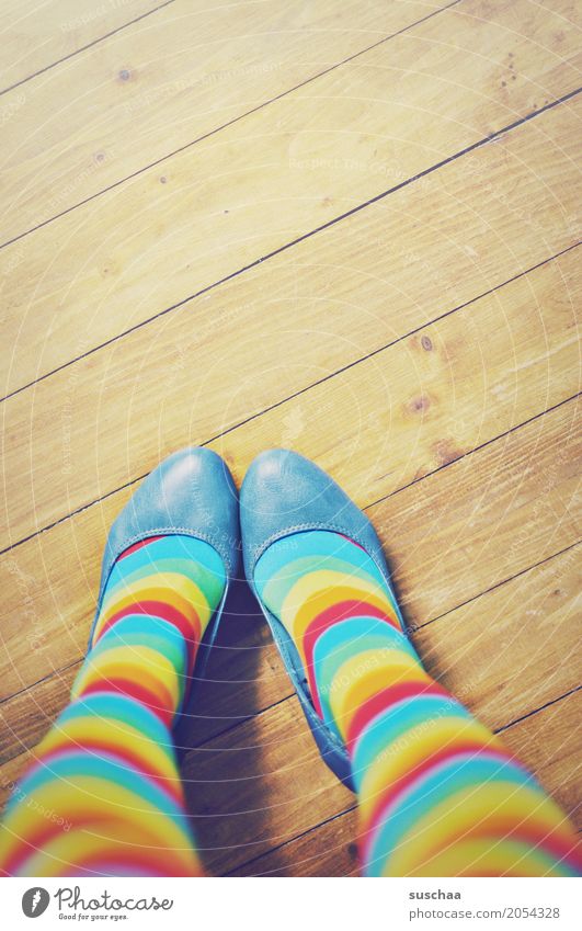 bunt Fuß Schuhe Holzfußboden füßboden Beine stehen gestreift Ringelsocken mehrfarbig verrückt außergewöhnlich Stil Mode Junge Frau
