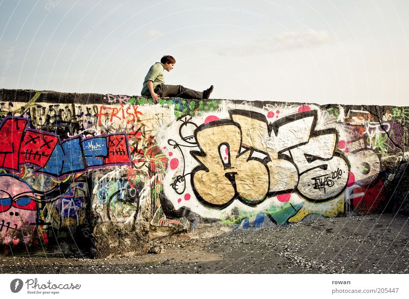 auf der mauer Mensch maskulin Junger Mann Jugendliche 1 Kultur Jugendkultur Subkultur Bauwerk Mauer Wand Graffiti sitzen trashig mehrfarbig Verfall