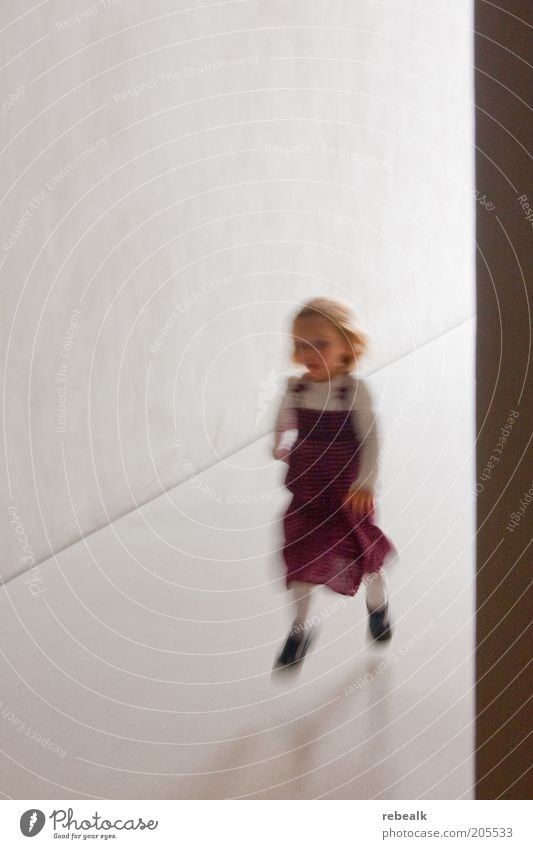 Energie Kind Mädchen 3-8 Jahre Kindheit Kleid blond Bewegung laufen rennen Spielen springen toben Glück Freude Fröhlichkeit Lebensfreude Leichtigkeit Kleinkind