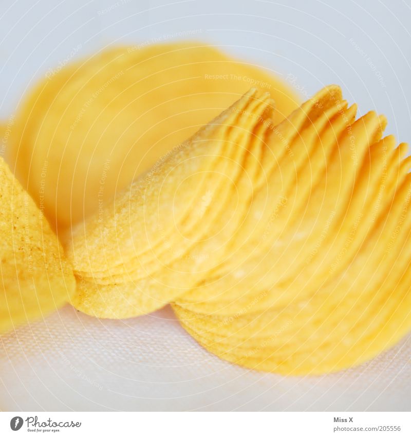 Chips Lebensmittel Ernährung Fastfood Fingerfood lecker trocken gelb gold Appetit & Hunger Kartoffelchips Knabbereien salzig knusprig Farbfoto Studioaufnahme